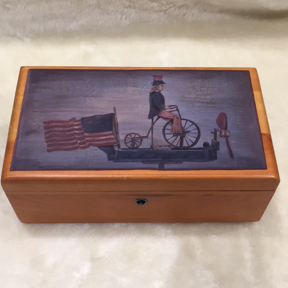 🔸Vintage Lane Miniature Wooden Box with Key